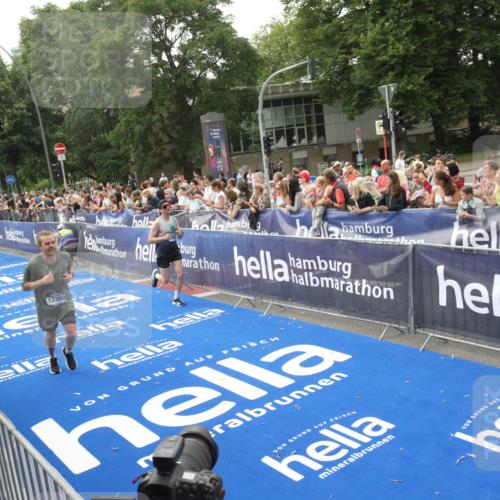 29.06.2025 - hella hamburg halbmarathon Michael Strokosch http://msf.ph/oto/8537018 29.06.2025 10:30:12 Ziel  meine-sportfotos.de