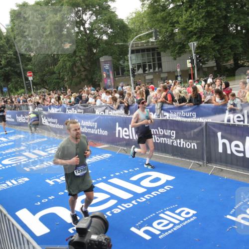 29.06.2025 - hella hamburg halbmarathon Michael Strokosch http://msf.ph/oto/8537021 29.06.2025 10:30:13 Ziel  meine-sportfotos.de