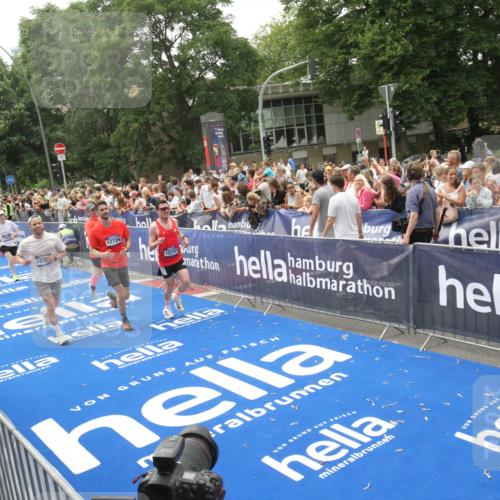 29.06.2025 - hella hamburg halbmarathon Michael Strokosch http://msf.ph/oto/8537022 29.06.2025 10:48:09 Ziel  meine-sportfotos.de