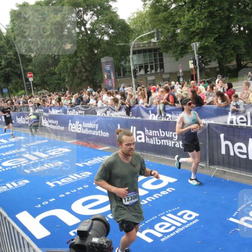 29.06.2025 - hella hamburg halbmarathon Michael Strokosch http://msf.ph/oto/8537023 29.06.2025 10:30:13 Ziel  meine-sportfotos.de
