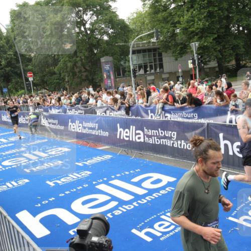 29.06.2025 - hella hamburg halbmarathon Michael Strokosch http://msf.ph/oto/8537025 29.06.2025 10:30:13 Ziel  meine-sportfotos.de
