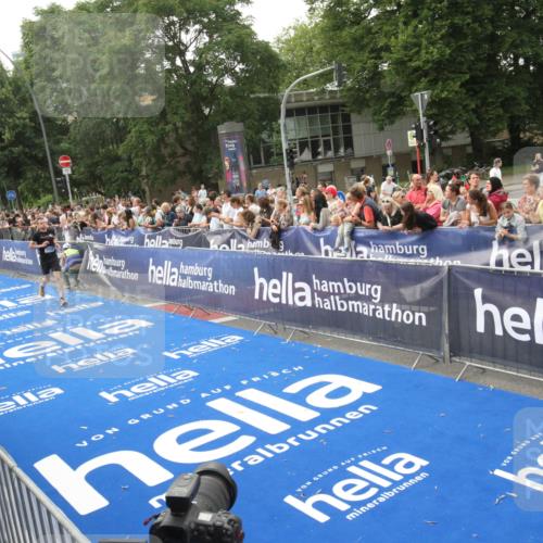 29.06.2025 - hella hamburg halbmarathon Michael Strokosch http://msf.ph/oto/8537028 29.06.2025 10:30:14 Ziel  meine-sportfotos.de