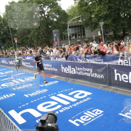 29.06.2025 - hella hamburg halbmarathon Michael Strokosch http://msf.ph/oto/8537032 29.06.2025 10:30:15 Ziel  meine-sportfotos.de