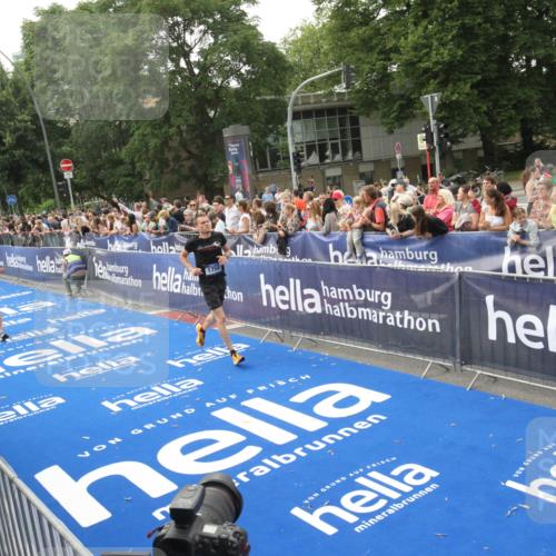 29.06.2025 - hella hamburg halbmarathon Michael Strokosch http://msf.ph/oto/8537034 29.06.2025 10:30:16 Ziel  meine-sportfotos.de