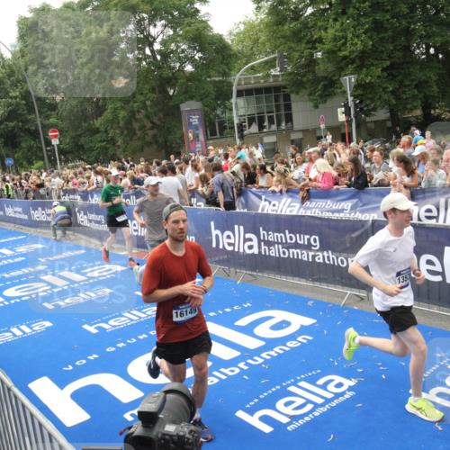29.06.2025 - hella hamburg halbmarathon Michael Strokosch http://msf.ph/oto/8537035 29.06.2025 10:48:11 Ziel  meine-sportfotos.de