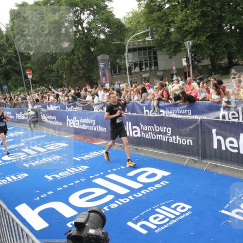 29.06.2025 - hella hamburg halbmarathon Michael Strokosch http://msf.ph/oto/8537036 29.06.2025 10:30:16 Ziel  meine-sportfotos.de