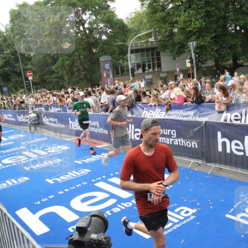 29.06.2025 - hella hamburg halbmarathon Michael Strokosch http://msf.ph/oto/8537037 29.06.2025 10:48:12 Ziel  meine-sportfotos.de