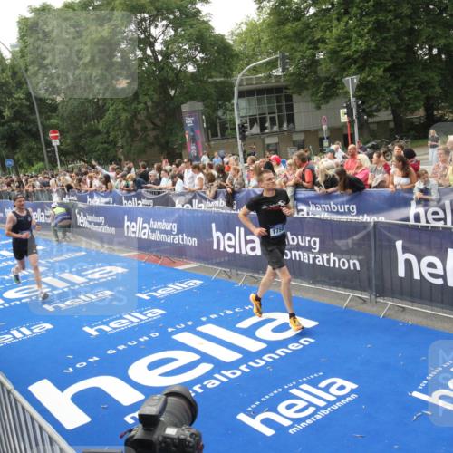 29.06.2025 - hella hamburg halbmarathon Michael Strokosch http://msf.ph/oto/8537038 29.06.2025 10:30:16 Ziel  meine-sportfotos.de