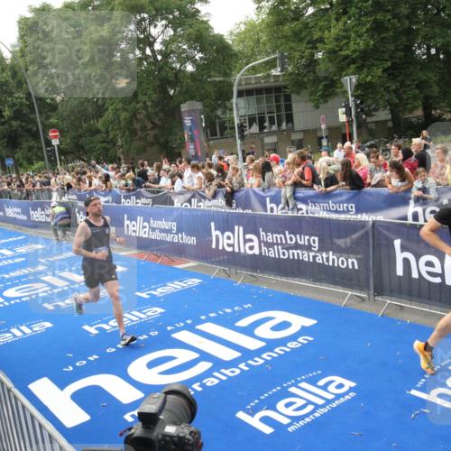 29.06.2025 - hella hamburg halbmarathon Michael Strokosch http://msf.ph/oto/8537040 29.06.2025 10:30:17 Ziel  meine-sportfotos.de