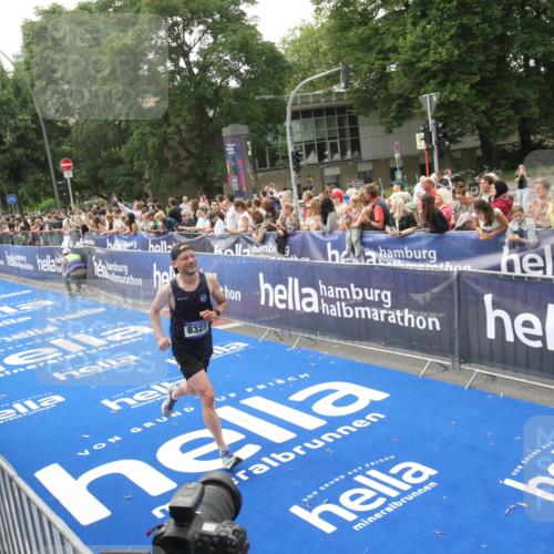 29.06.2025 - hella hamburg halbmarathon Michael Strokosch http://msf.ph/oto/8537042 29.06.2025 10:30:17 Ziel  meine-sportfotos.de