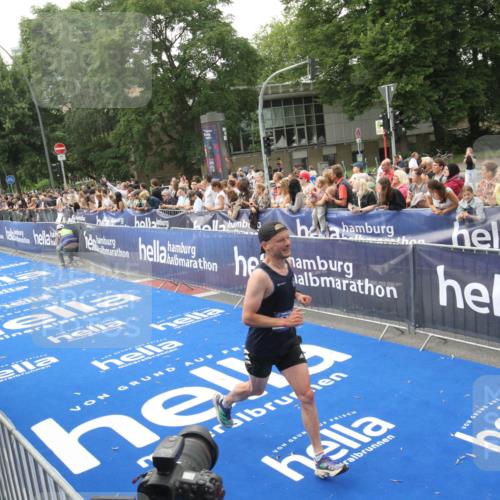 29.06.2025 - hella hamburg halbmarathon Michael Strokosch http://msf.ph/oto/8537043 29.06.2025 10:30:18 Ziel  meine-sportfotos.de