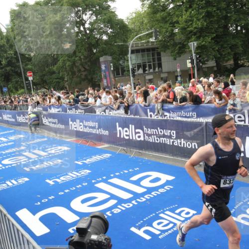 29.06.2025 - hella hamburg halbmarathon Michael Strokosch http://msf.ph/oto/8537045 29.06.2025 10:30:18 Ziel  meine-sportfotos.de