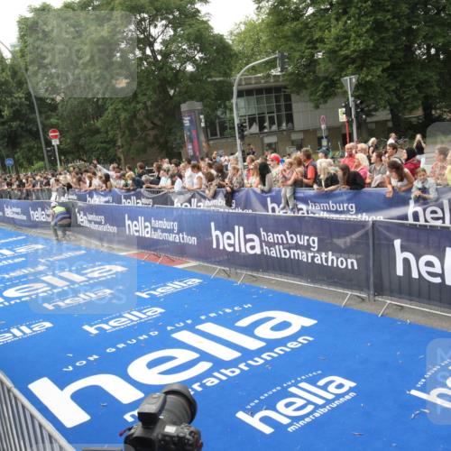 29.06.2025 - hella hamburg halbmarathon Michael Strokosch http://msf.ph/oto/8537047 29.06.2025 10:30:18 Ziel  meine-sportfotos.de