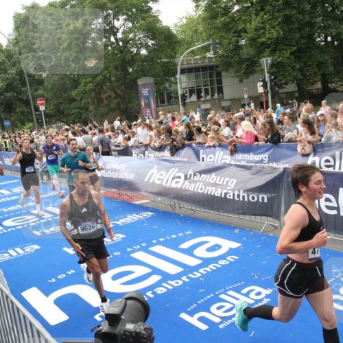 29.06.2025 - hella hamburg halbmarathon Michael Strokosch http://msf.ph/oto/8537049 29.06.2025 10:48:14 Ziel  meine-sportfotos.de