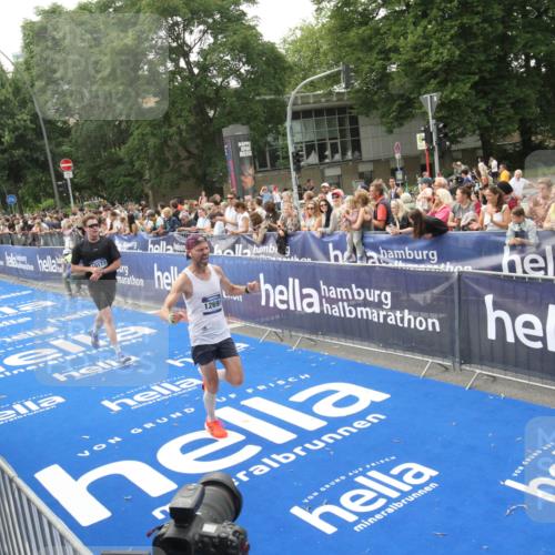 29.06.2025 - hella hamburg halbmarathon Michael Strokosch http://msf.ph/oto/8537053 29.06.2025 10:30:24 Ziel  meine-sportfotos.de