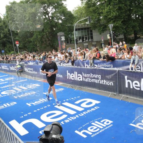29.06.2025 - hella hamburg halbmarathon Michael Strokosch http://msf.ph/oto/8537057 29.06.2025 10:30:24 Ziel  meine-sportfotos.de
