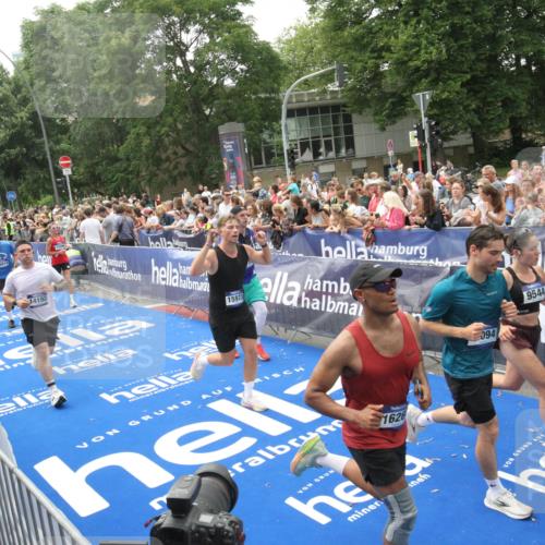 29.06.2025 - hella hamburg halbmarathon Michael Strokosch http://msf.ph/oto/8537058 29.06.2025 10:48:16 Ziel  meine-sportfotos.de