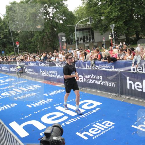 29.06.2025 - hella hamburg halbmarathon Michael Strokosch http://msf.ph/oto/8537059 29.06.2025 10:30:25 Ziel  meine-sportfotos.de