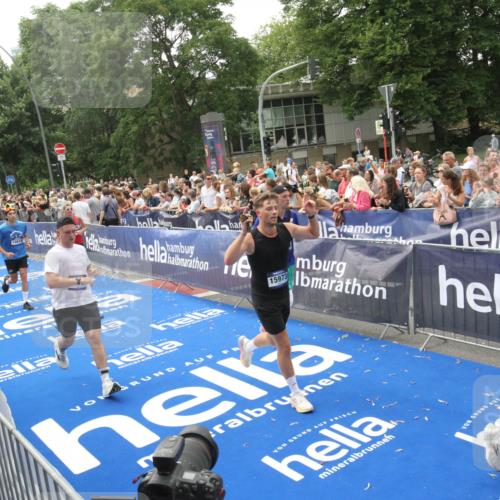 29.06.2025 - hella hamburg halbmarathon Michael Strokosch http://msf.ph/oto/8537060 29.06.2025 10:48:16 Ziel  meine-sportfotos.de