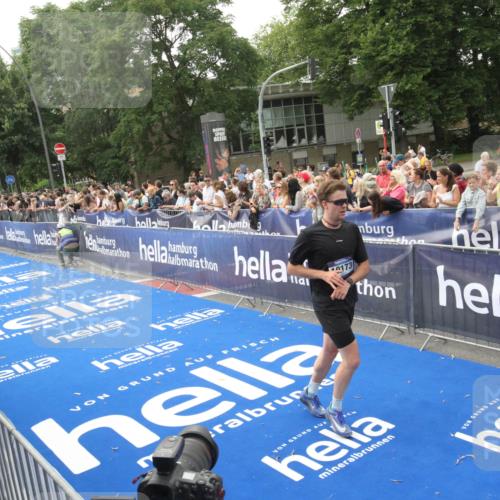 29.06.2025 - hella hamburg halbmarathon Michael Strokosch http://msf.ph/oto/8537061 29.06.2025 10:30:25 Ziel  meine-sportfotos.de