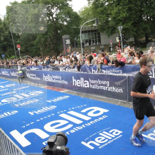 29.06.2025 - hella hamburg halbmarathon Michael Strokosch http://msf.ph/oto/8537063 29.06.2025 10:30:25 Ziel  meine-sportfotos.de
