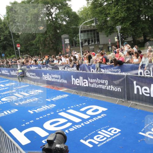 29.06.2025 - hella hamburg halbmarathon Michael Strokosch http://msf.ph/oto/8537065 29.06.2025 10:30:26 Ziel  meine-sportfotos.de
