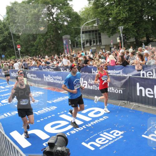 29.06.2025 - hella hamburg halbmarathon Michael Strokosch http://msf.ph/oto/8537071 29.06.2025 10:48:18 Ziel  meine-sportfotos.de