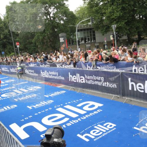 29.06.2025 - hella hamburg halbmarathon Michael Strokosch http://msf.ph/oto/8537072 29.06.2025 10:30:33 Ziel  meine-sportfotos.de