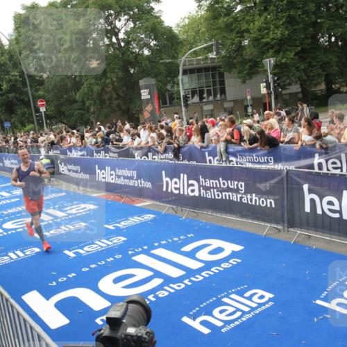 29.06.2025 - hella hamburg halbmarathon Michael Strokosch http://msf.ph/oto/8537075 29.06.2025 10:30:34 Ziel  meine-sportfotos.de