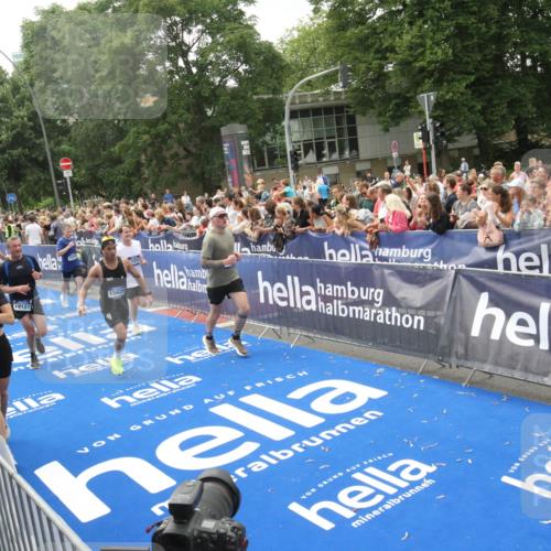 29.06.2025 - hella hamburg halbmarathon Michael Strokosch http://msf.ph/oto/8537078 29.06.2025 10:48:21 Ziel  meine-sportfotos.de
