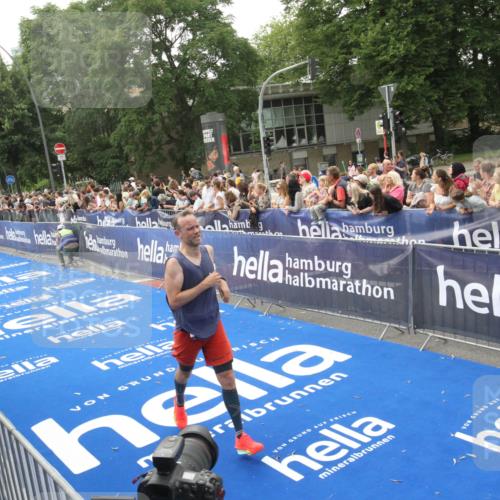 29.06.2025 - hella hamburg halbmarathon Michael Strokosch http://msf.ph/oto/8537081 29.06.2025 10:30:35 Ziel  meine-sportfotos.de