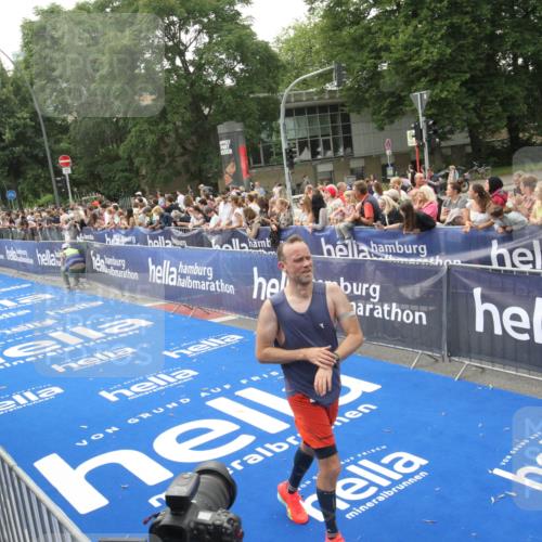 29.06.2025 - hella hamburg halbmarathon Michael Strokosch http://msf.ph/oto/8537083 29.06.2025 10:30:35 Ziel  meine-sportfotos.de