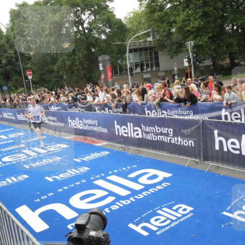 29.06.2025 - hella hamburg halbmarathon Michael Strokosch http://msf.ph/oto/8537085 29.06.2025 10:30:38 Ziel  meine-sportfotos.de