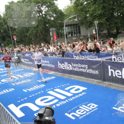 29.06.2025 - hella hamburg halbmarathon Michael Strokosch http://msf.ph/oto/8537089 29.06.2025 10:30:39 Ziel  meine-sportfotos.de