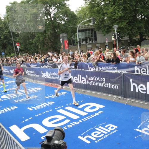 29.06.2025 - hella hamburg halbmarathon Michael Strokosch http://msf.ph/oto/8537090 29.06.2025 10:30:39 Ziel  meine-sportfotos.de