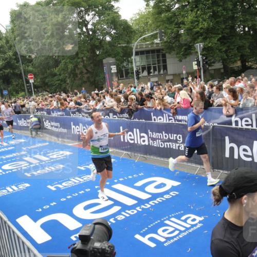 29.06.2025 - hella hamburg halbmarathon Michael Strokosch http://msf.ph/oto/8537091 29.06.2025 10:48:23 Ziel  meine-sportfotos.de
