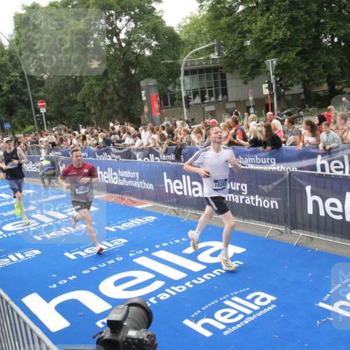 29.06.2025 - hella hamburg halbmarathon Michael Strokosch http://msf.ph/oto/8537092 29.06.2025 10:30:39 Ziel  meine-sportfotos.de