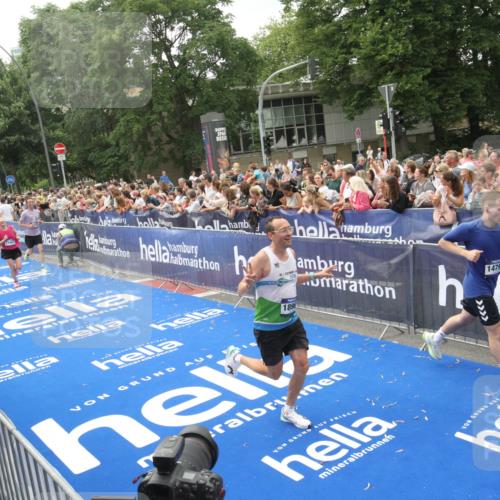 29.06.2025 - hella hamburg halbmarathon Michael Strokosch http://msf.ph/oto/8537093 29.06.2025 10:48:23 Ziel  meine-sportfotos.de