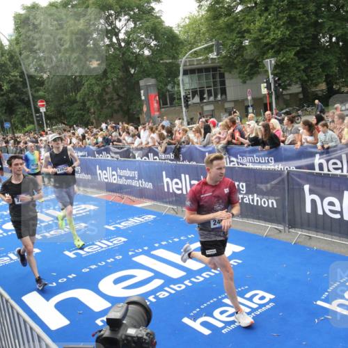 29.06.2025 - hella hamburg halbmarathon Michael Strokosch http://msf.ph/oto/8537095 29.06.2025 10:30:40 Ziel  meine-sportfotos.de