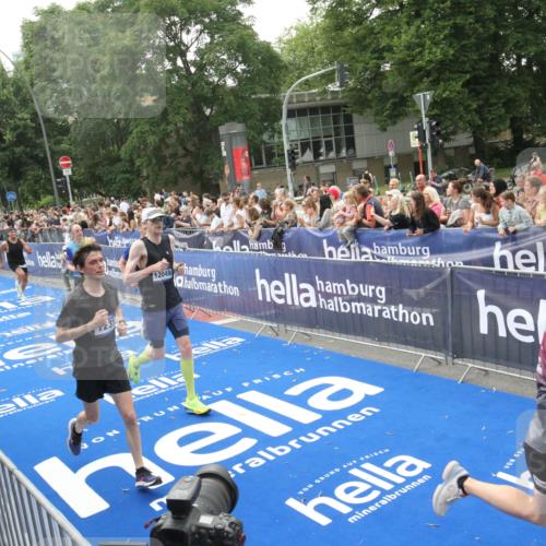 29.06.2025 - hella hamburg halbmarathon Michael Strokosch http://msf.ph/oto/8537097 29.06.2025 10:30:40 Ziel  meine-sportfotos.de