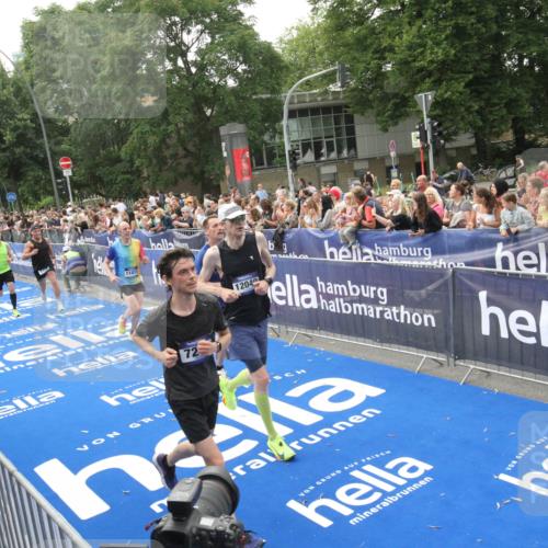 29.06.2025 - hella hamburg halbmarathon Michael Strokosch http://msf.ph/oto/8537099 29.06.2025 10:30:41 Ziel  meine-sportfotos.de