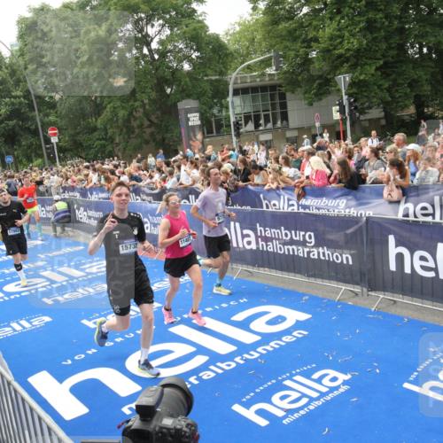 29.06.2025 - hella hamburg halbmarathon Michael Strokosch http://msf.ph/oto/8537101 29.06.2025 10:48:25 Ziel  meine-sportfotos.de
