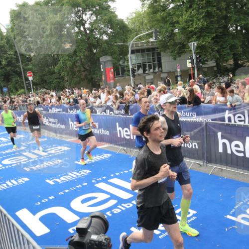 29.06.2025 - hella hamburg halbmarathon Michael Strokosch http://msf.ph/oto/8537102 29.06.2025 10:30:41 Ziel  meine-sportfotos.de