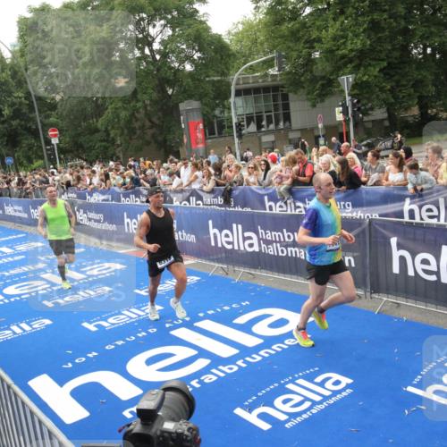 29.06.2025 - hella hamburg halbmarathon Michael Strokosch http://msf.ph/oto/8537106 29.06.2025 10:30:42 Ziel  meine-sportfotos.de