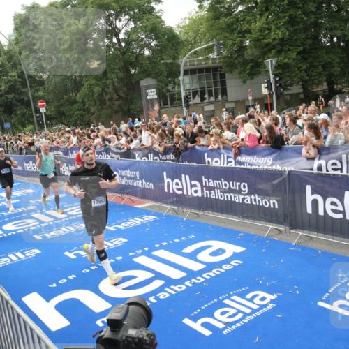 29.06.2025 - hella hamburg halbmarathon Michael Strokosch http://msf.ph/oto/8537109 29.06.2025 10:48:27 Ziel  meine-sportfotos.de