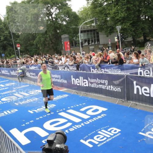 29.06.2025 - hella hamburg halbmarathon Michael Strokosch http://msf.ph/oto/8537110 29.06.2025 10:30:43 Ziel  meine-sportfotos.de