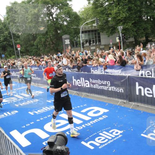 29.06.2025 - hella hamburg halbmarathon Michael Strokosch http://msf.ph/oto/8537111 29.06.2025 10:48:27 Ziel  meine-sportfotos.de