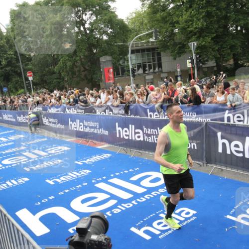 29.06.2025 - hella hamburg halbmarathon Michael Strokosch http://msf.ph/oto/8537114 29.06.2025 10:30:43 Ziel  meine-sportfotos.de