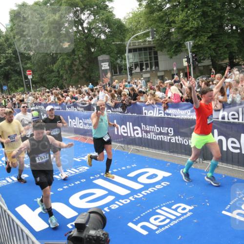 29.06.2025 - hella hamburg halbmarathon Michael Strokosch http://msf.ph/oto/8537116 29.06.2025 10:48:28 Ziel  meine-sportfotos.de