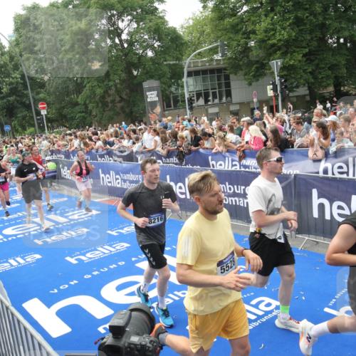 29.06.2025 - hella hamburg halbmarathon Michael Strokosch http://msf.ph/oto/8537120 29.06.2025 10:48:30 Ziel  meine-sportfotos.de